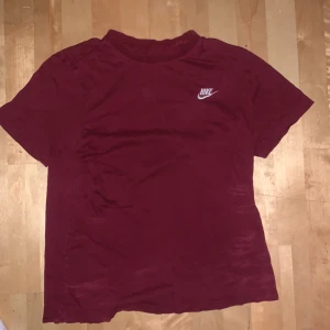 Nike - Säljer min nike tshirt för jag inte använder den