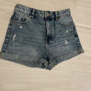 Hej! Jag säljer dessa jeans shorts ifrån FB-sister. Säljer då de har kommit lite små på mig. Andvända ca 2 gånger❤️