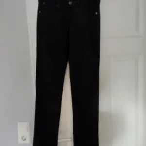 Levi's 571 svarta slim fit jeans i mycket gott skick!
