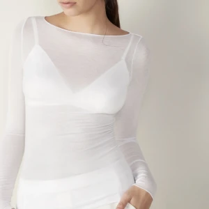 Intimissimi tröja  - Nu säljer jag min helt nya intimissimi vita tröja fick hem den för 1 dag sen men den är inte riktigt min stil så den är helt ny 🤍kan också byta mot en lika dan i marinblå 🤍nypris=429kr 