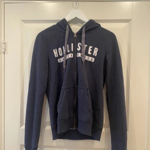 Hollister hoodie - Säljer denna hoodie då den är för liten för mig🫶🏻
