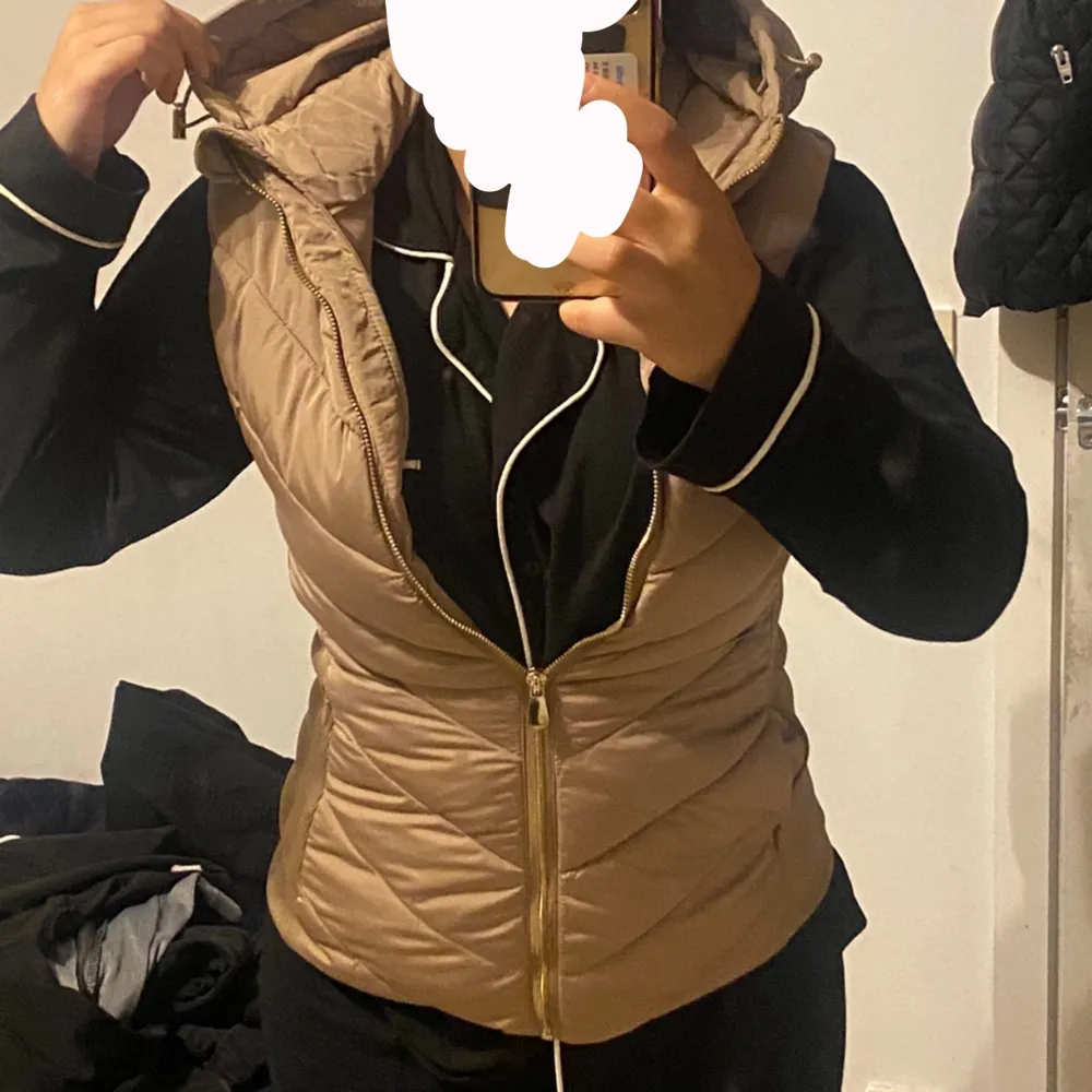 Säljer denna jätte fina oanvända västen har inte använt den alls, den har bara legat i garderoben (passade inte riktigt på mig) ❤️den är jätte skön(bra skick), varm och tål regn❤️Den gör kroppen se kurvig ut som man ser på bilden skulle rkm jeans på❤️. Puserot.