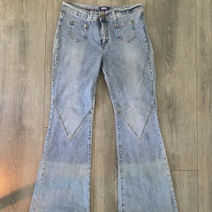 Vintage lowwaist jeans - Ljusblå jeans med coola detaljer, passar S/liten M💕 har inga bilder på
