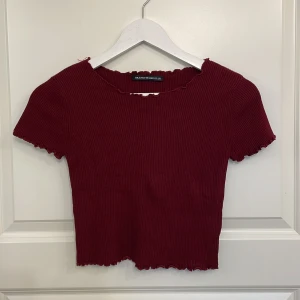 Söt topp - Säljer en supersöt topp från Brandy Melville då den ej används längre. Väldigt stretchig i materialet och sitter perfekt. 