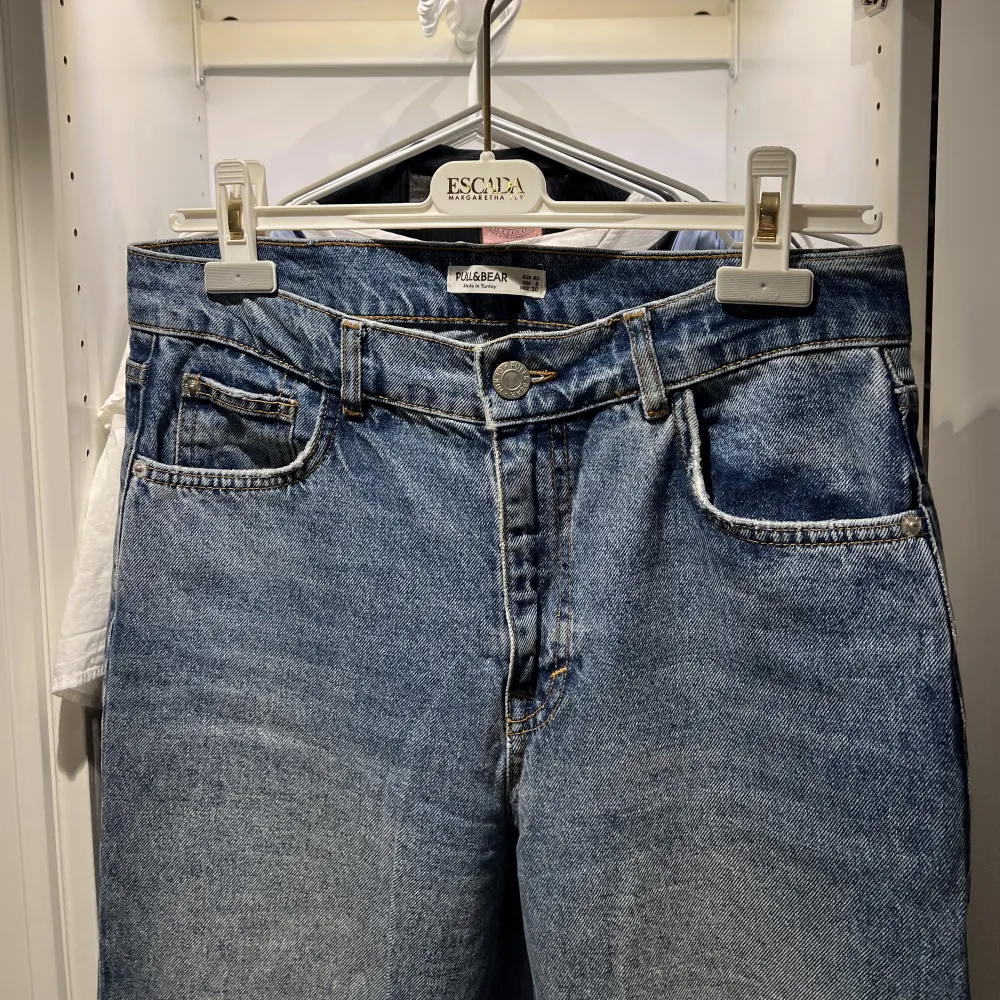 Jeans från Pull&Bear med slits i storlek 40. Små i storleken, skulle säga att de är mer som en 38! Kan både posta och mötas upp och kan även skicka fler bilder om det önskas! Nypris 400. Jeans & Byxor.