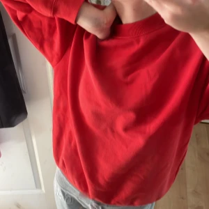 Röd collagetröja - Röd tröja i mycket fint skick, passar xs-s