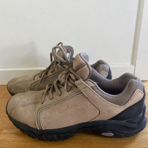 Reebok promenadskor  - Ljusbruna/Beigea Reebok skor i mocka. Nästintill nyskick, använda någon enstaka gång. Nypris över 1500kr. Konktakta mig vid frågor och funderingar, kan skicka fler bilder om det önskas. ☺️
