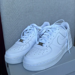 Nike Air Force 1 - Säljer dessa helt nya Air Force 1 då det var för små. Det är helt oanvända och söker en ny ägare!🤍