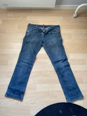 Blå jeans med rak modell.  Storlek 10 