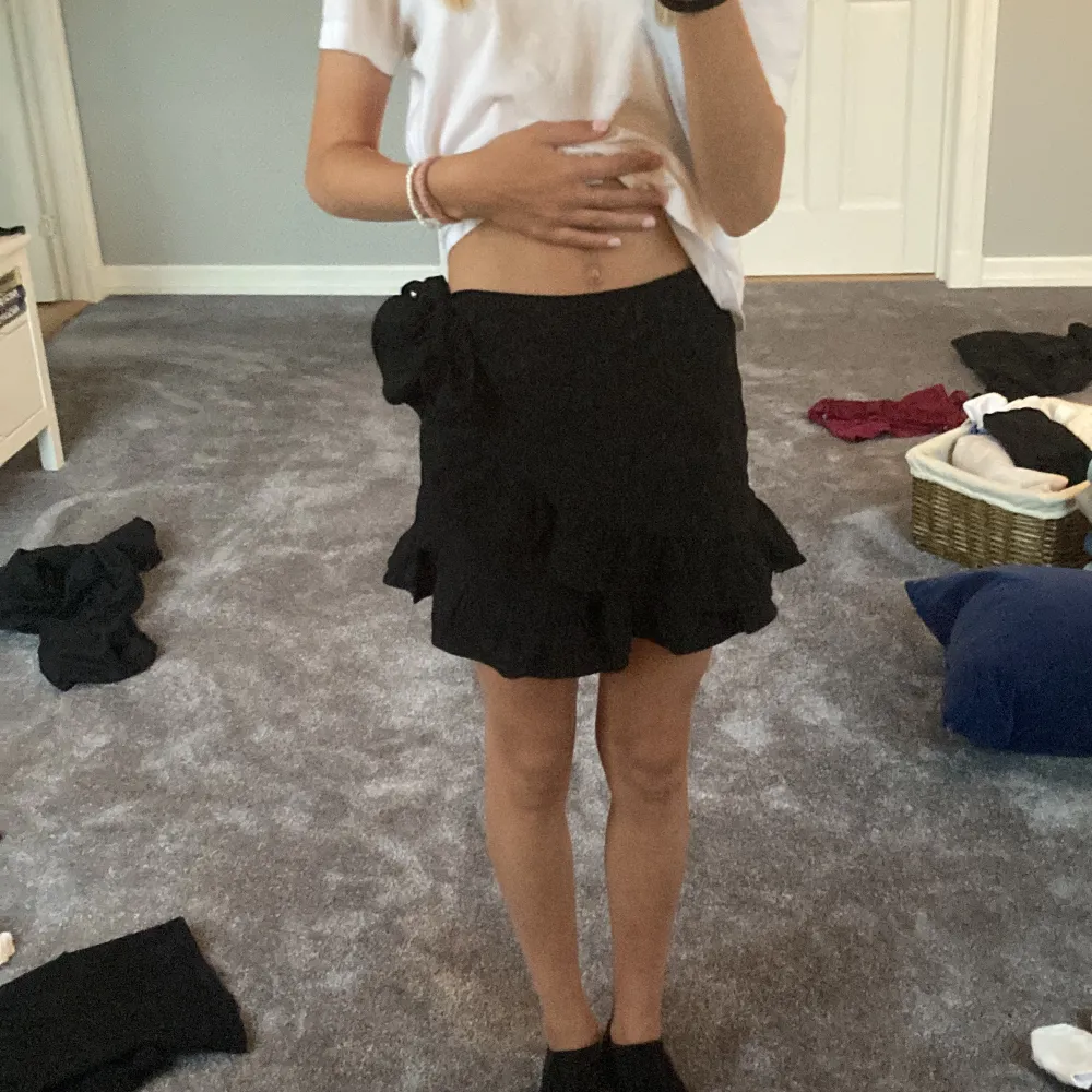 svart kjol bikbok, det är shorts men det syns ej. på mig är dem för små så därför är det ej jag på bilden. Shorts.