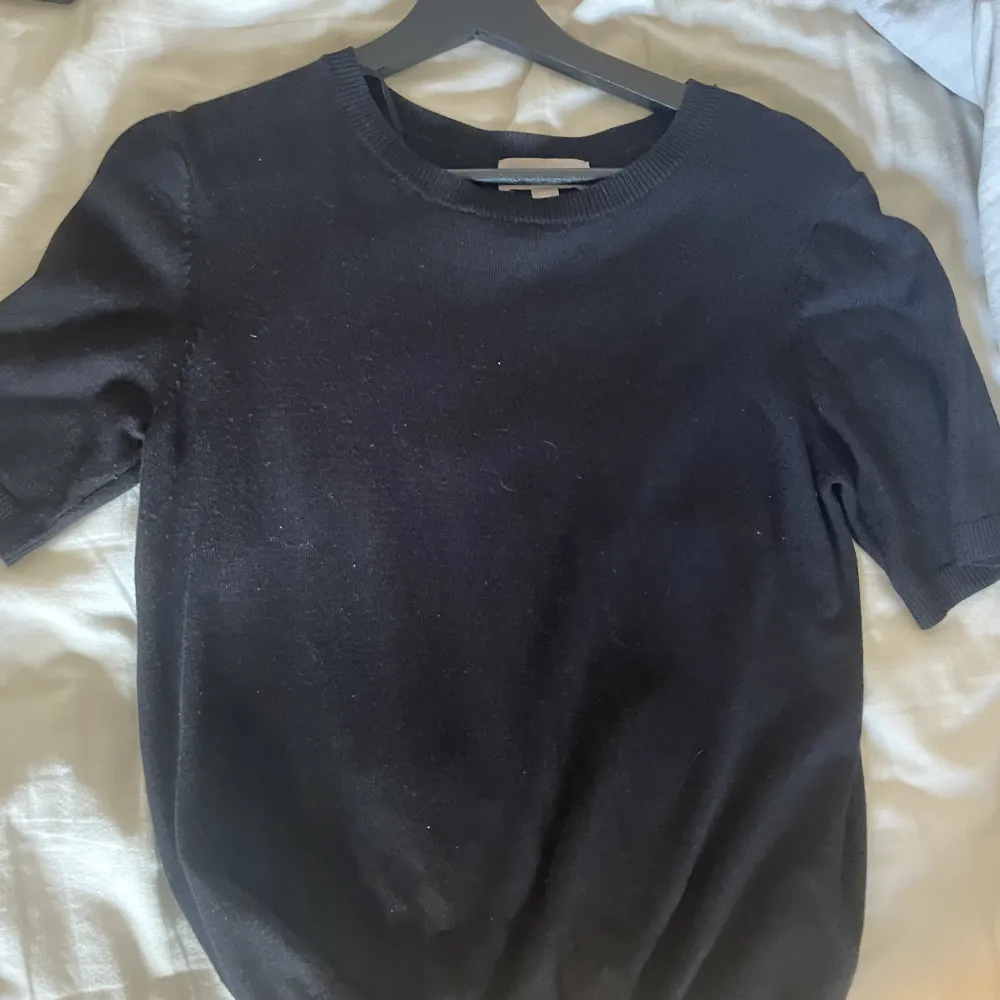 Svart stickad kortärmad ”topp” från HM, de är väldigt lika Zaras tröja. Använt minst 5 gånger, jag är rätt smal så den är lite stor för mig. . T-shirts.