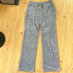 Gråa juicy couture byxor - Vida Juicy couture byxor i velour, nyskick. Använda fåtal gånger. Storlek 14-15 men motsvarar s. Skulle dock säga att dem passar xs också. Säljer då dem inte riktigt sitter som jag vill. :)
