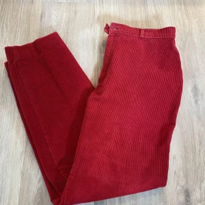 Manchesterbyxor  - Är mer basic röd i färgen. Fväldigt fint skick. Insydda i midjan. Går att sy om större eller mindre 😊 Pris är diskuterbart vid snabb affär. 💖 Vid funderingar skicka gärna pm. Köparen står för frakten.