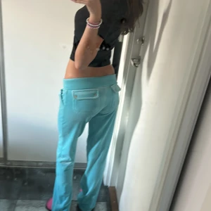 Ljusblå Juicy Couture byxor  - Ge prisförslag!! Säljer ej under 630 dock då dem va ganska dyra när jag köpte dem! Säljer dessa flare/vida juicy couture byxor i ovanlig färg. Aldrig använda utanför huset alltså nyskick. Storlek xs. Går att ha både mid och low waist.