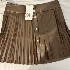 En skinnkjol  - En skinnkjol från Zara som är helt ny.✨ prislappen finns kvar✨🤍