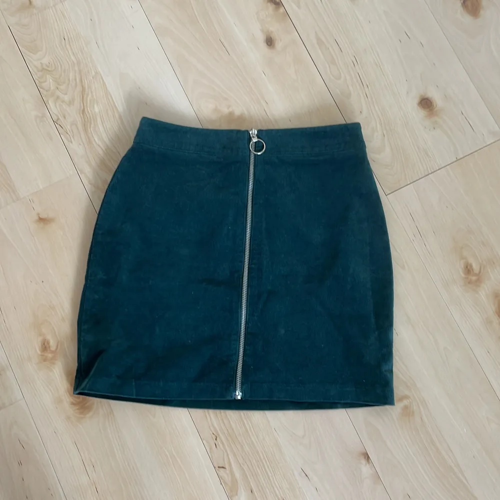 En kort kjol som går att öppna och stänga med dragkedja där framme, använd fåtal gånger💞. Kjolar.