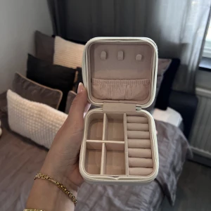 SMYCKESLÅDA - Smyckeslåda. Perfekt när man ska resa och vill ha med sig lite smycken. 