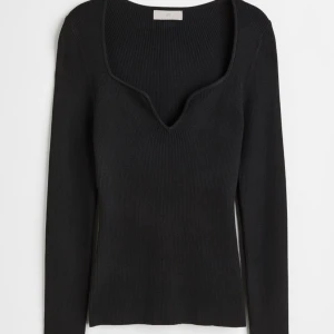 Tröja  - Lätt stickad tröja från hm. Använd 2 ggr