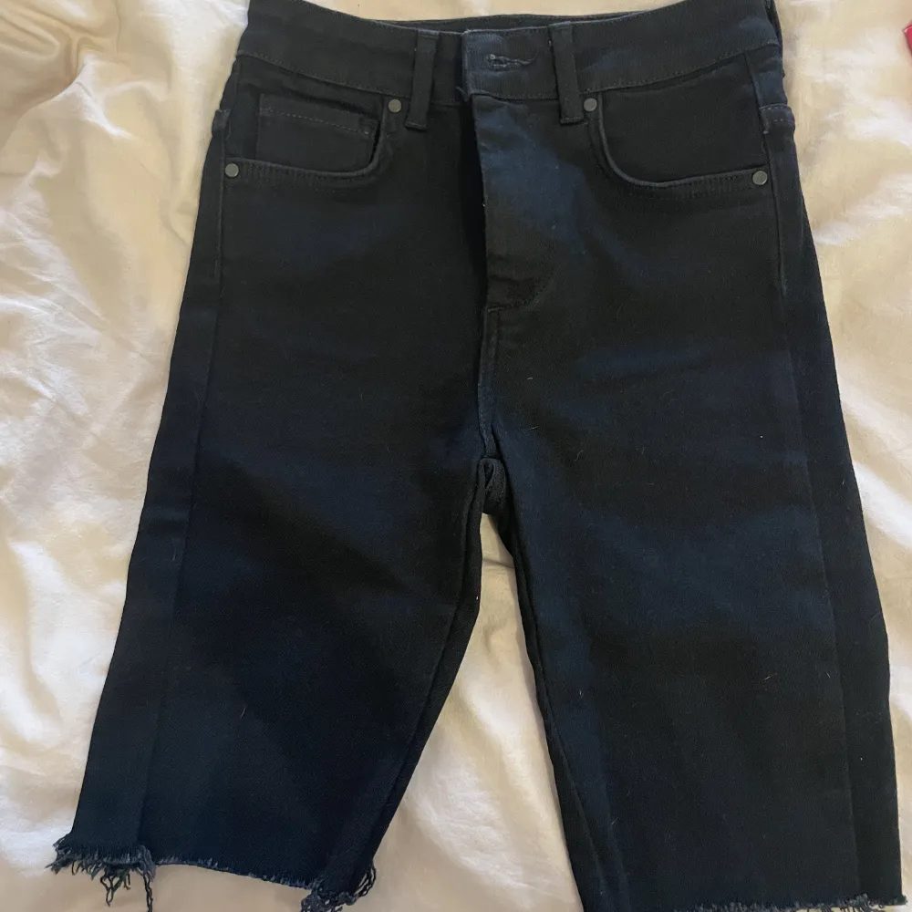 Snygga oanvända jeans shorts från bikbok, lite längre i modellen. Väldigt stretchiga och sköna. Shorts.