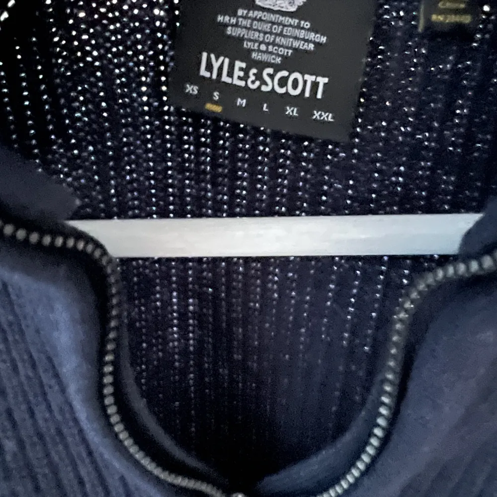 Mörkblå halv zip från Lyle and Scott i rätt bra skick. Använder inte den längre eftersom jag växt ur den.. Tröjor & Koftor.