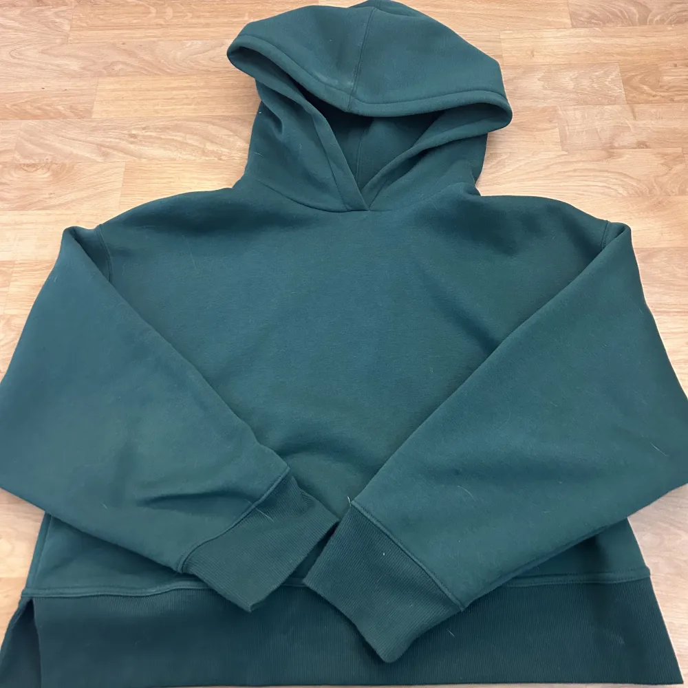 En super snygg grön hoodie ifrån Zara. Använd endast ett få par gånger. Den är i storlek L men skulle säga att den sitter som en M. . Hoodies.