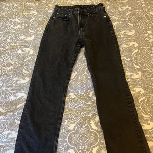 Blackwashed jeans  - Weekdayjeans i svart urtvättad färg i strl 25/30 i väldigt bra skick, sitter bra på mig i längden som är 167 cm 
