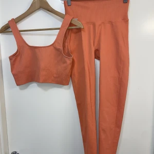 Aimn träningsset  - Superfin sport-bh med matchande tights från Aimn. Färgen fastnar inte riktigt på bild, se bild 3 för korrekt nyans. Endast använda 3 gånger. Toppen är i storlek M och tightsen i S 