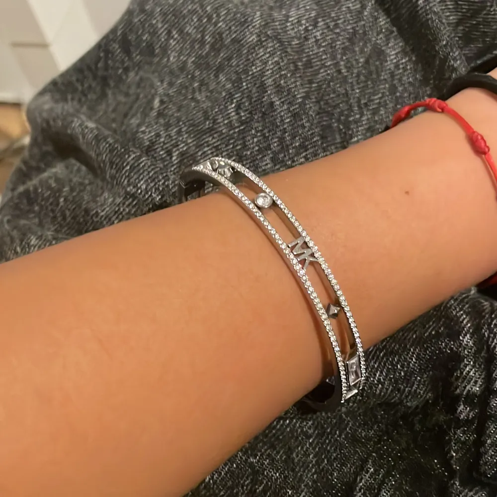 säljer detta armbandet som inte säljs längre av michael kors och som aldrig har kommit till användning ❤️. Accessoarer.