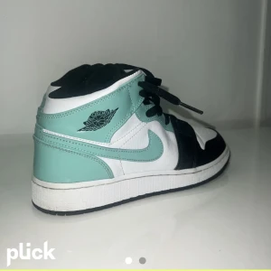 Jordans 1 - Lägger upp igen pga oseriösa köpare. Jordans 1 i storlek 38. Lite creasade framtill och lite smutsiga undertill men annars bra skick. Skicka för mer detaljerade bilder. Köpte för ca 2 500kr. Pris och frågor kan diskuteras 😌