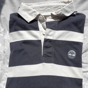 Timberland tröja - Tröja med krage från timberland som aldrig kommit till användning.