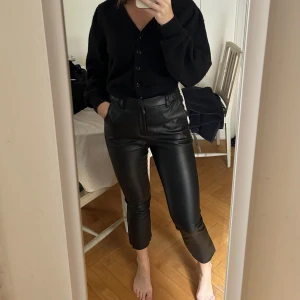 Byxor fakeläder svarta från Neo Noir - Säljer mina byxor i fuskläder från Neo Noir i storlek XS. I fint skick. Köparen står för frakten.