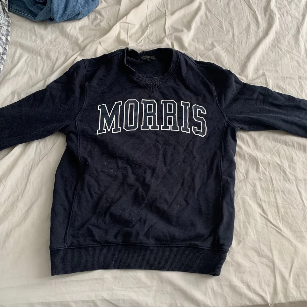 Säljer min Morris sweatshirt knappt använd. Nypris 650kr. Storlek M. Tröjor & Koftor.