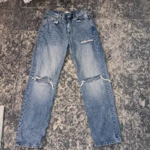 Ett par highwaist jeans med slitna hål som detalj. Lite oversized därmed inte jätte tighta som storlek.