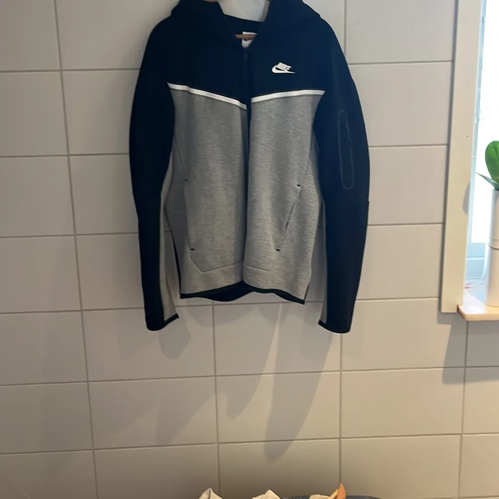 Säljer nu min grå/svarta Nike Tech Fleece för ett bra pris på 700, ny pris på denna hoodie är ca 1350kr. Den är knappt använd har bara använt den max 10 gånger. Jag står för frakten!!. Hoodies.