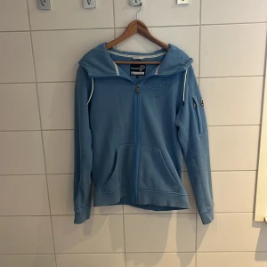 Pelle P Hoodie - Säljer min ljus blåa Pelle P hoodie för ett bra pris på 1000kr, ny pris på denna hoodie är ca 1400kr. Den är knappt använd och köpte den för 1 år sedan. Jag står för frakten!!