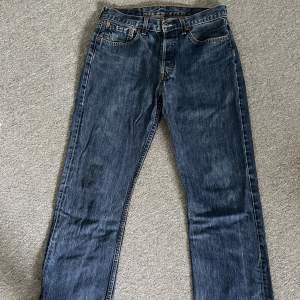 Blåa Levi’s 501 jeans storlek 32/30. Lite slitna med ett litet hål på baksida lår vid sömmen. Annars i bra skick. Skriv för fler bilder!