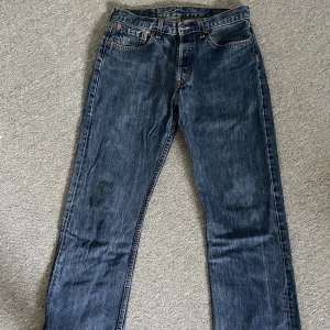 Levi’s 501 32/30 - Blåa Levi’s 501 jeans storlek 32/30. Lite slitna med ett litet hål på baksida lår vid sömmen. Annars i bra skick. Skriv för fler bilder!