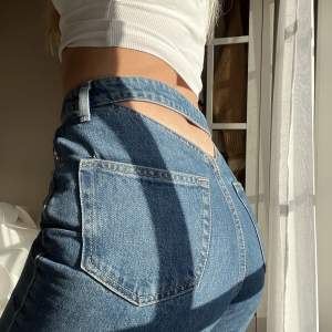 Blåa jeans från Weekday i deras modell ”Star”! Skicket är som nytt..storlek: W25 💌