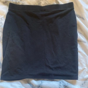Svart kjol - En svart kjol som sitter tajt från new yorker, säljer för den var för stor, inte använd 