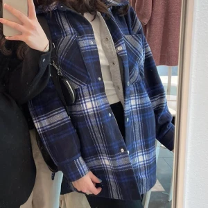 Kappa från HM - En höstkappa som är passar med allt. Den är i nyskick och är köpt från HM
