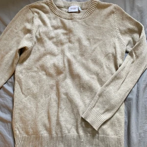 Stickad tröja - Skön stickad tröja från vila. Säljer pga att den inte kommer till användning. Passar s,xs☺️sktiv vid funderingar💕