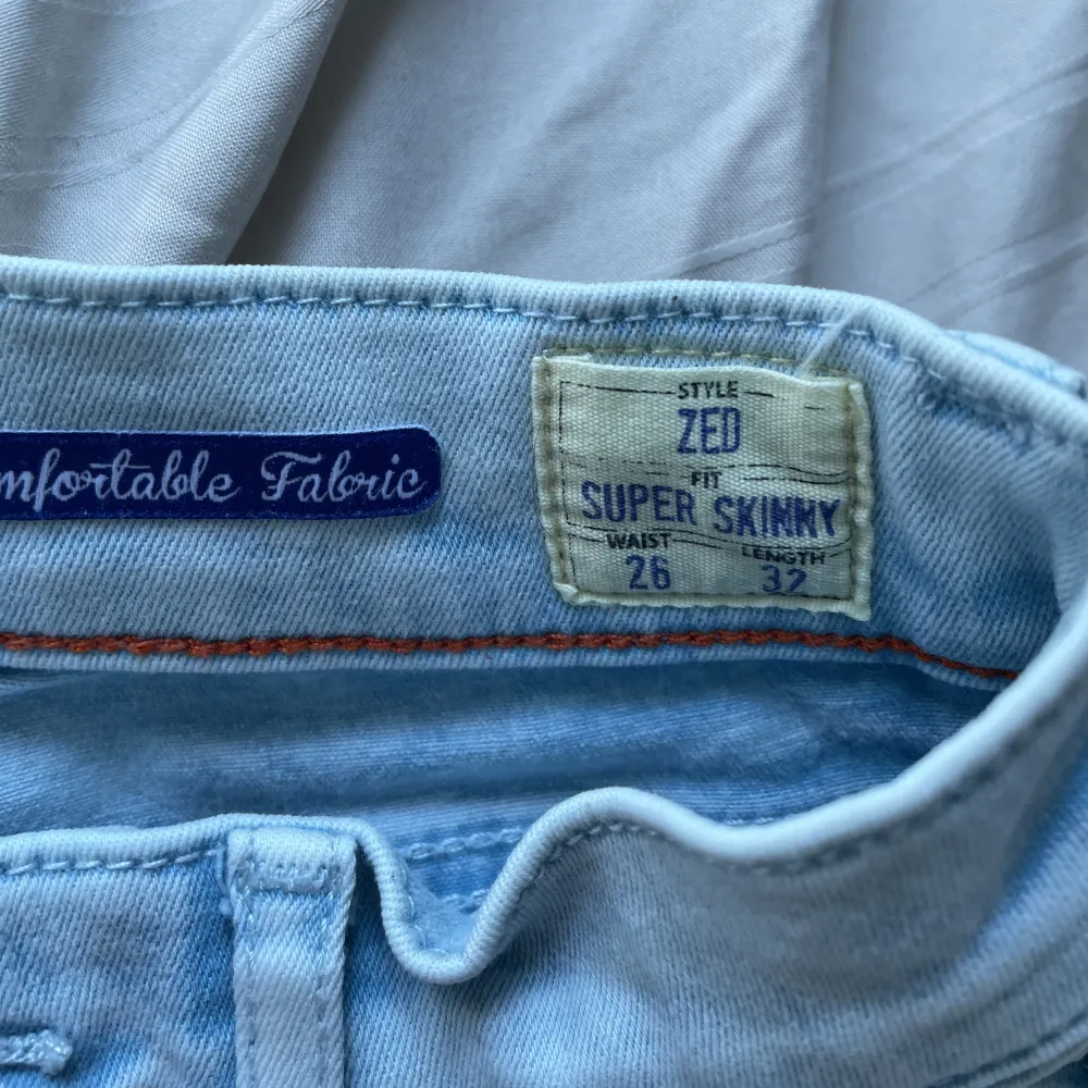 Säljer dessa is-blåa skinnyjeans Storlek 26/32  Högmidjade jeans Köparen står för frakt!. Jeans & Byxor.