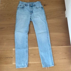 Levis Jens 501 - Ett par Levis Jens 501 i bra skick har används ett år gånger