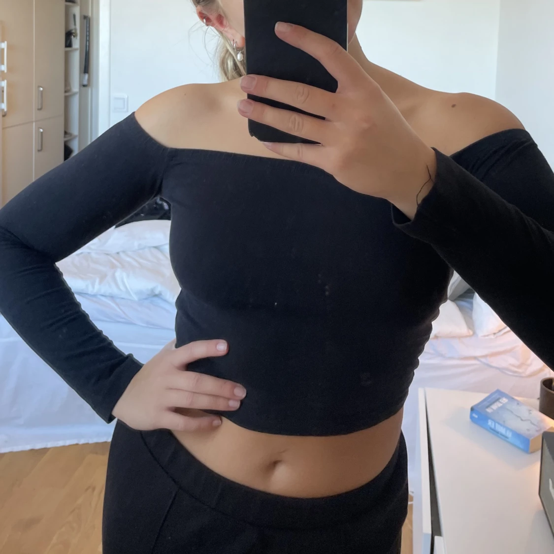 Svart off shouldertröja