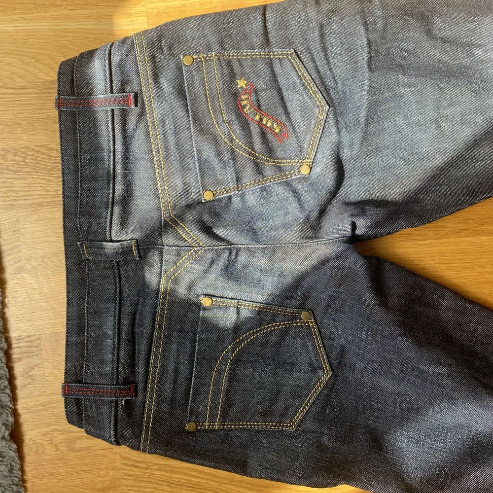 Lågmidjade jeans som är utsvängda vid fötterna, köpta längesedan men oanvända då dem är för långa för mig, köptes för 700 kr. Jeans & Byxor.