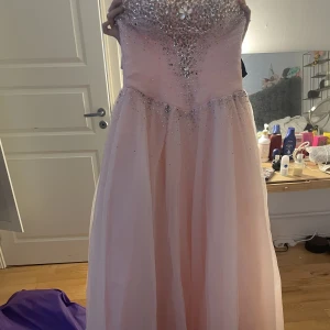 Stor klänning  - Säljer denna jätte fina klänning som är köpt i Spanien för 7000 för 1 år sedan  Använd 1 dag Max 2 timmar  