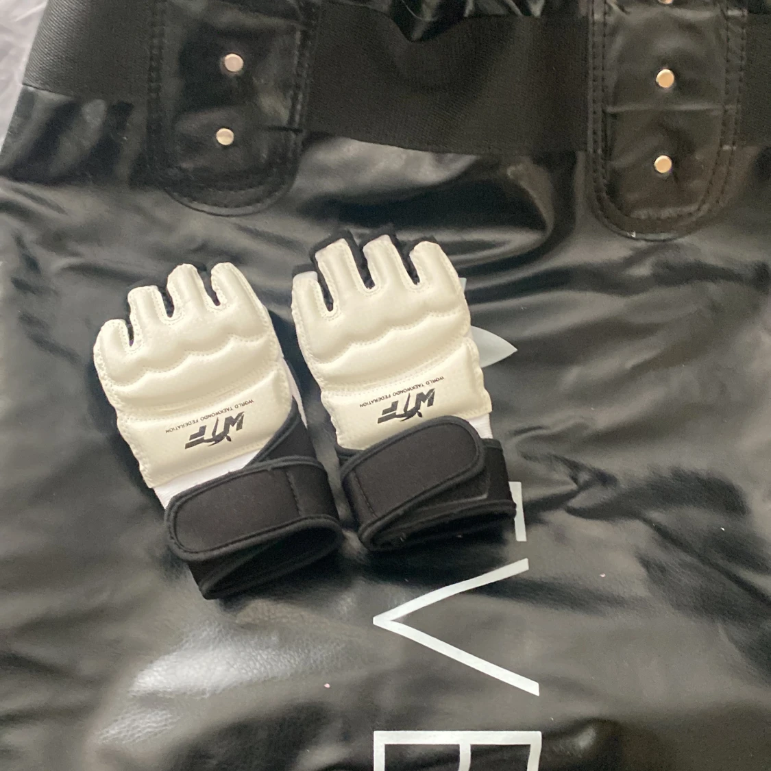 Boxningssäck med handskar - 91