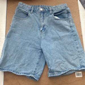 Ljusa jeans shorts  - Köpte den för 3 månader sen.