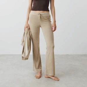 Velour byxor - Fina beiga velour byxor från Gina Tricot i stl XXS. Nypris 300kr