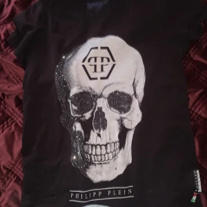 Philipp plein  tshirt  - En tshirt som inte används pris kan diskuteras det e bara att skicka ett bud 